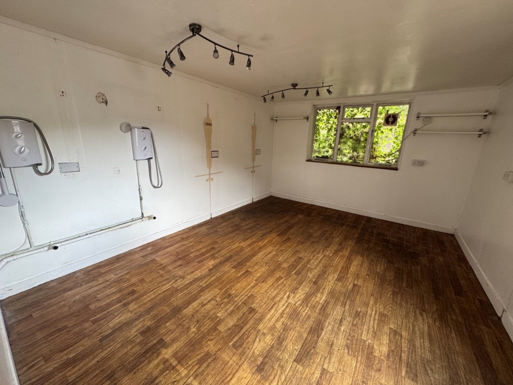Lot: 123 - FORMER HAIRDRESSING SALON WITH POTENTIAL - Former hairdressers - alternative view